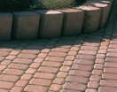 Wzory geometryczne są najłatwiejsze do wykonania. Palisady oddzielają nawierzchnię od miejsc znajdujących się powyżej ich poziomu.